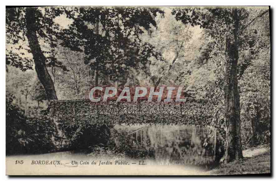CPA Bordeaux Un Coin du Jardin Public 