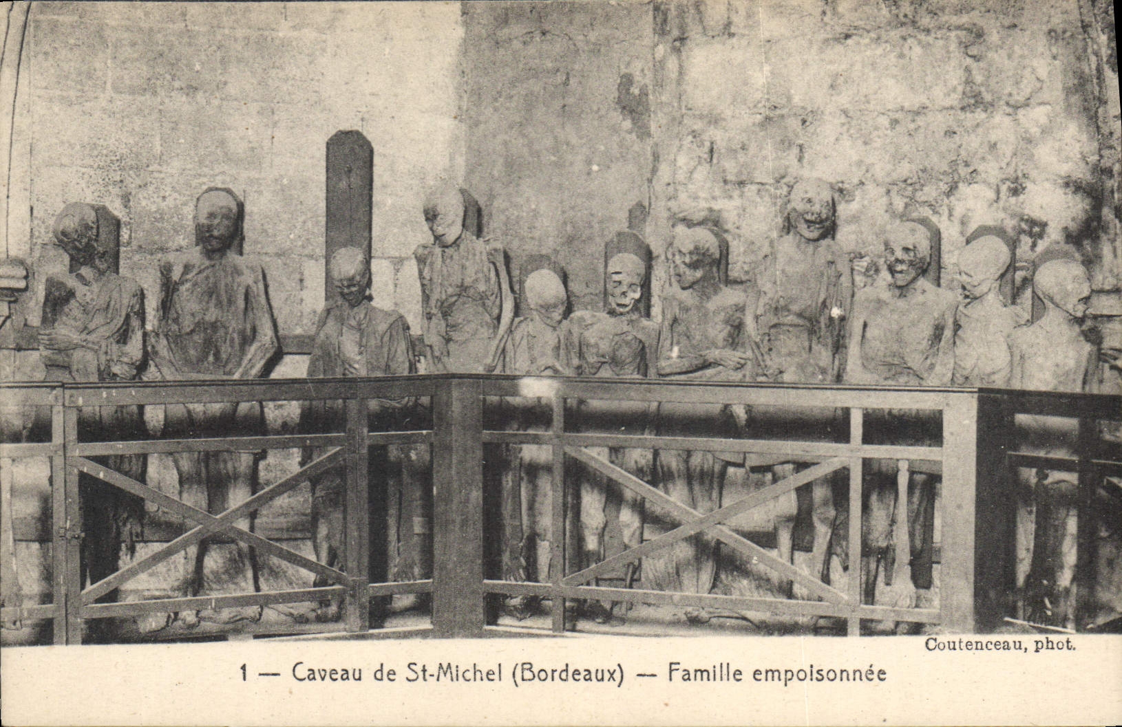CPA Caveau de St Michel Bordeaux Famille empoisonnee 