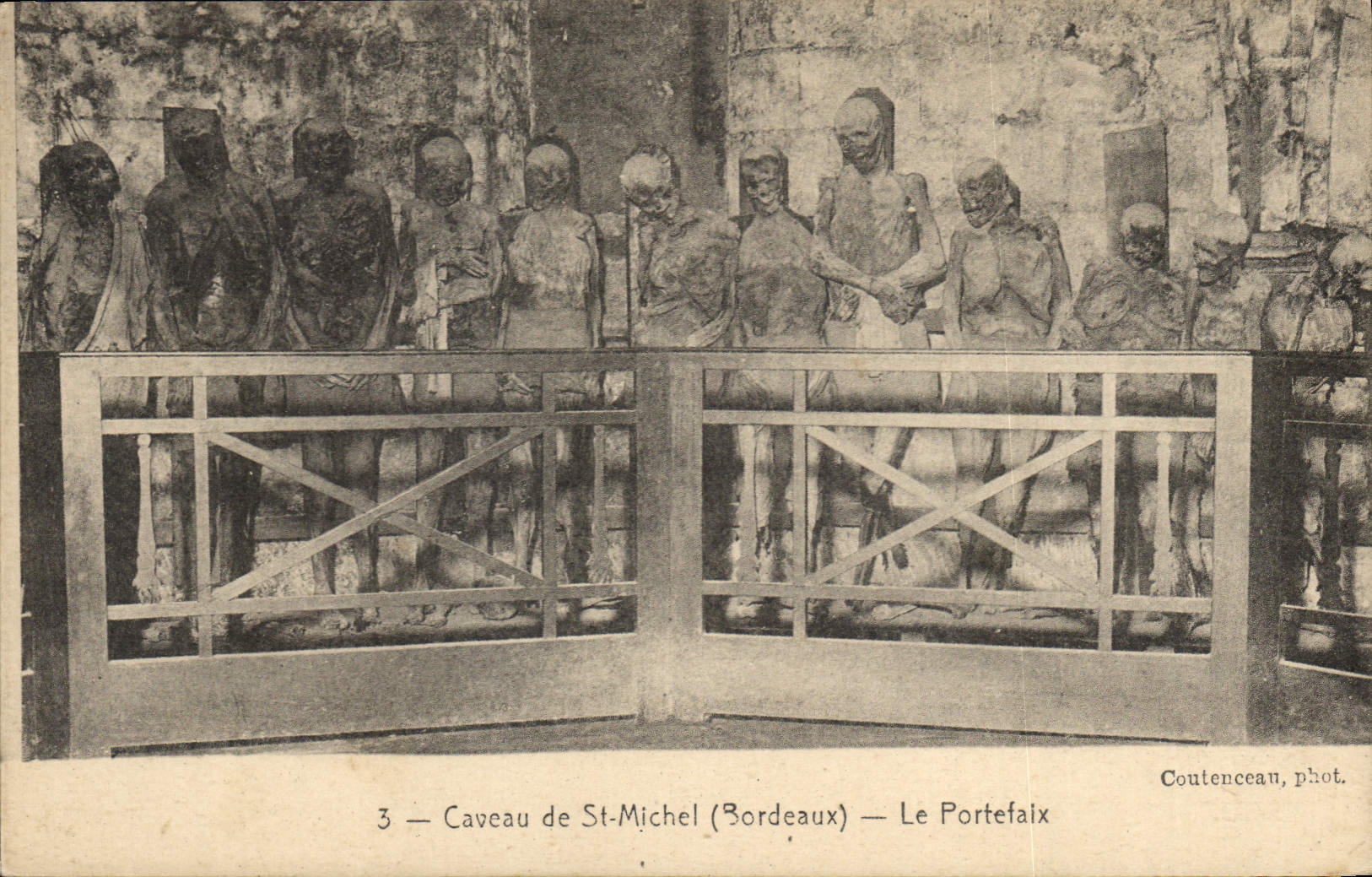 CPA Caveau de St Michel Bordeaux Le Portefaix 