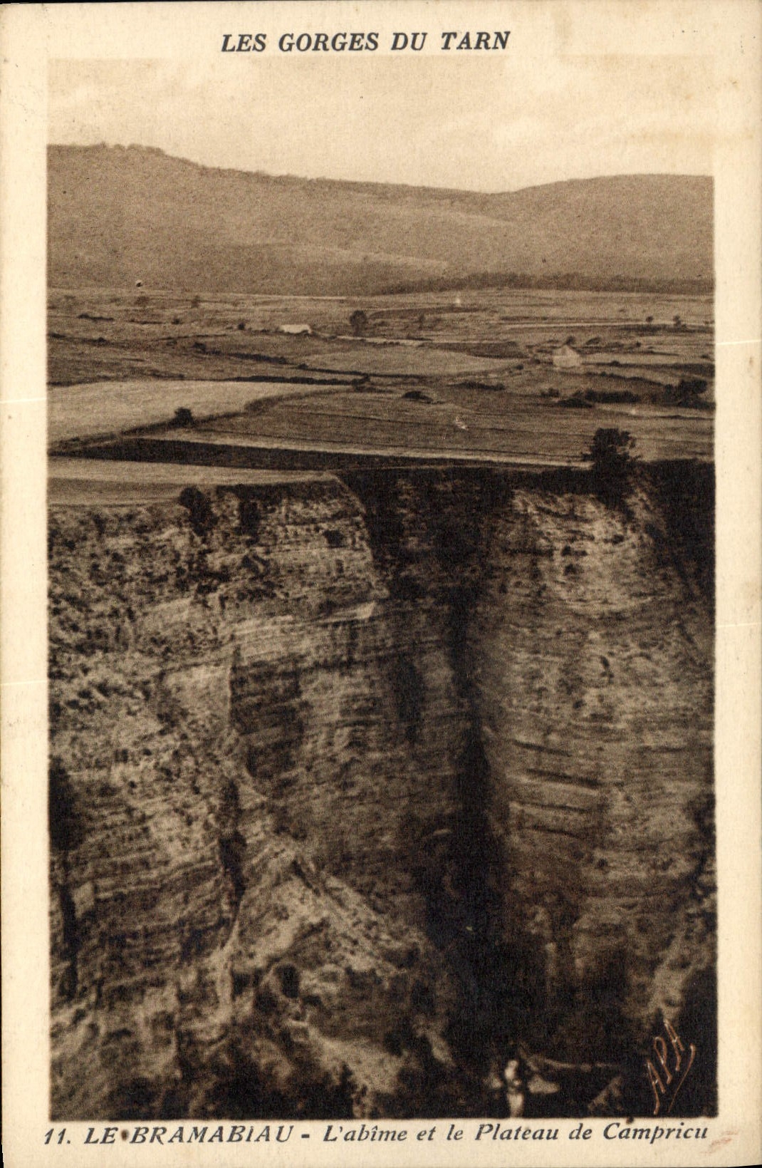 Les Gorges du Tarn — Le Bramabiau — L'abîme et le Plateau de Campricu — éditeur APA