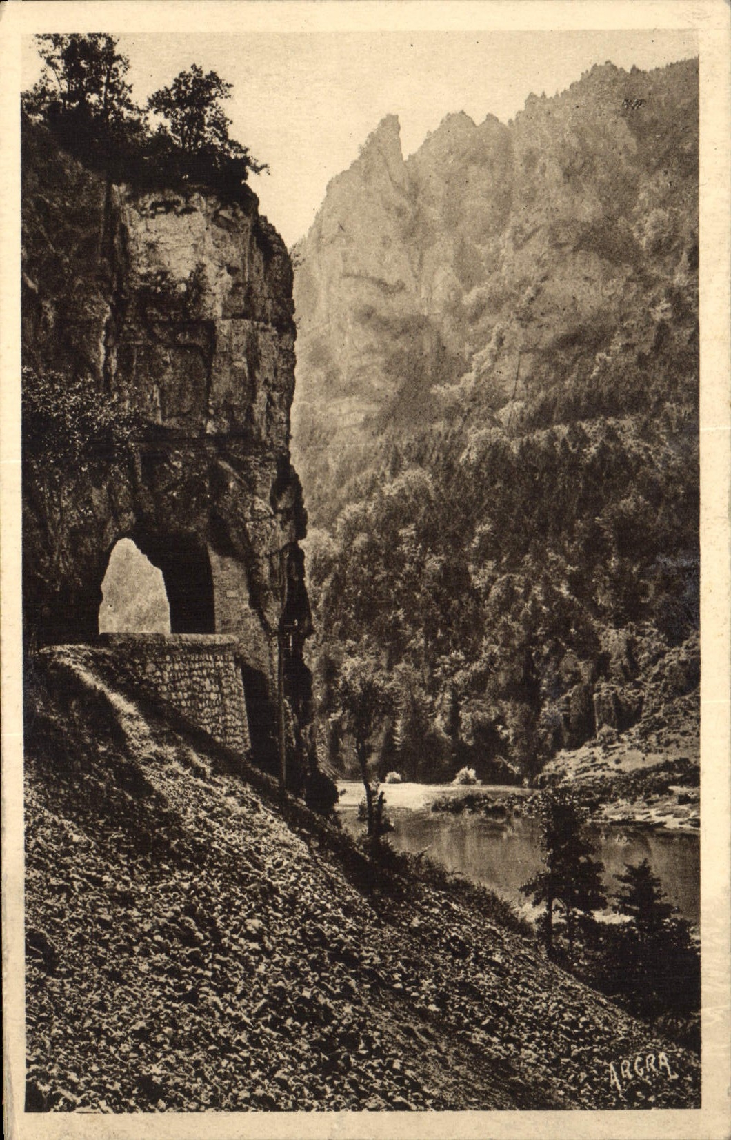 CPA Gorges du Tarn La Route a la Sortie des Detroits 