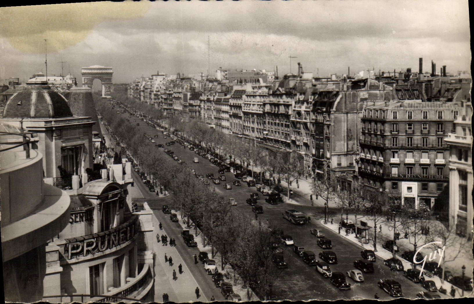 CPA Paris et ses Merveilles Avenue des Champs Elysees Vue generale 