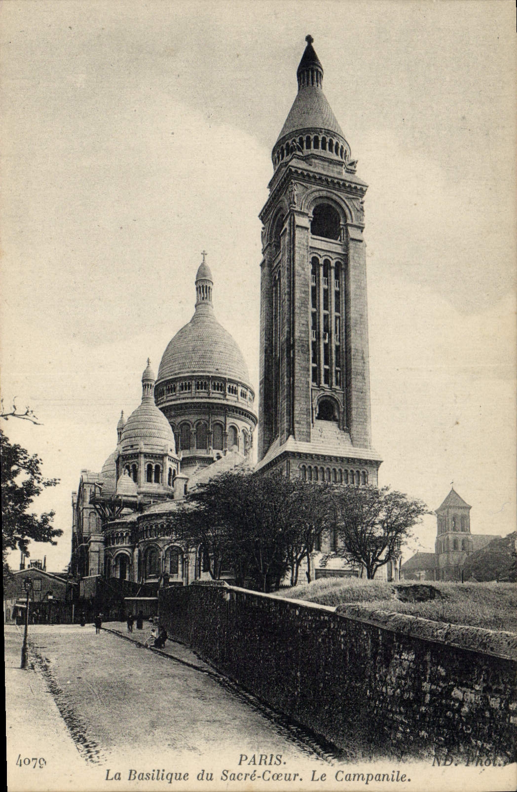 CPA Paris La Basilique du Sacre Coeur Le Campanile 