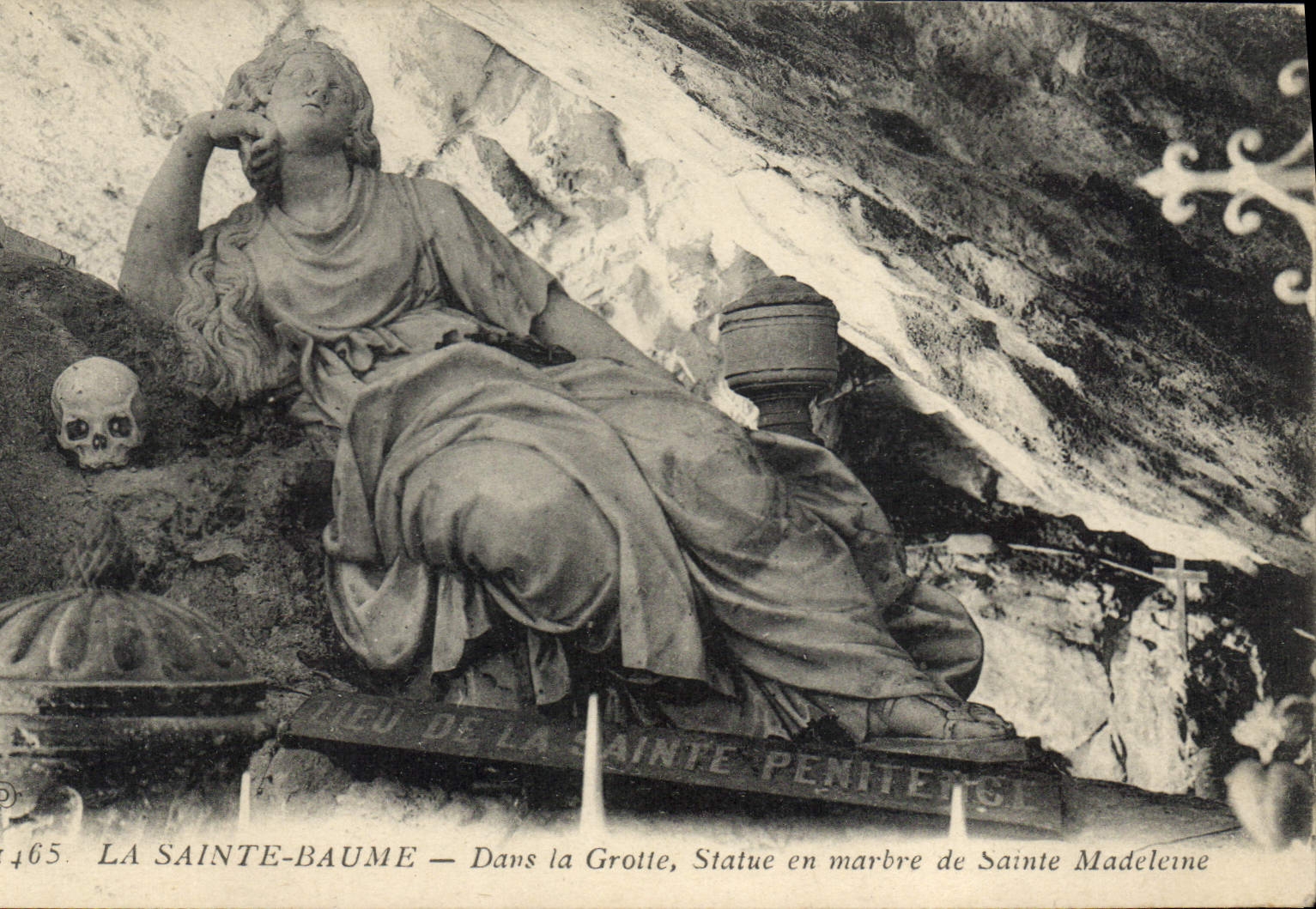 LA SAINTE-BAUME — Dans la Grotte, Statue en marbre de Sainte Madeleine — Lieu de la Sainte Pénitente