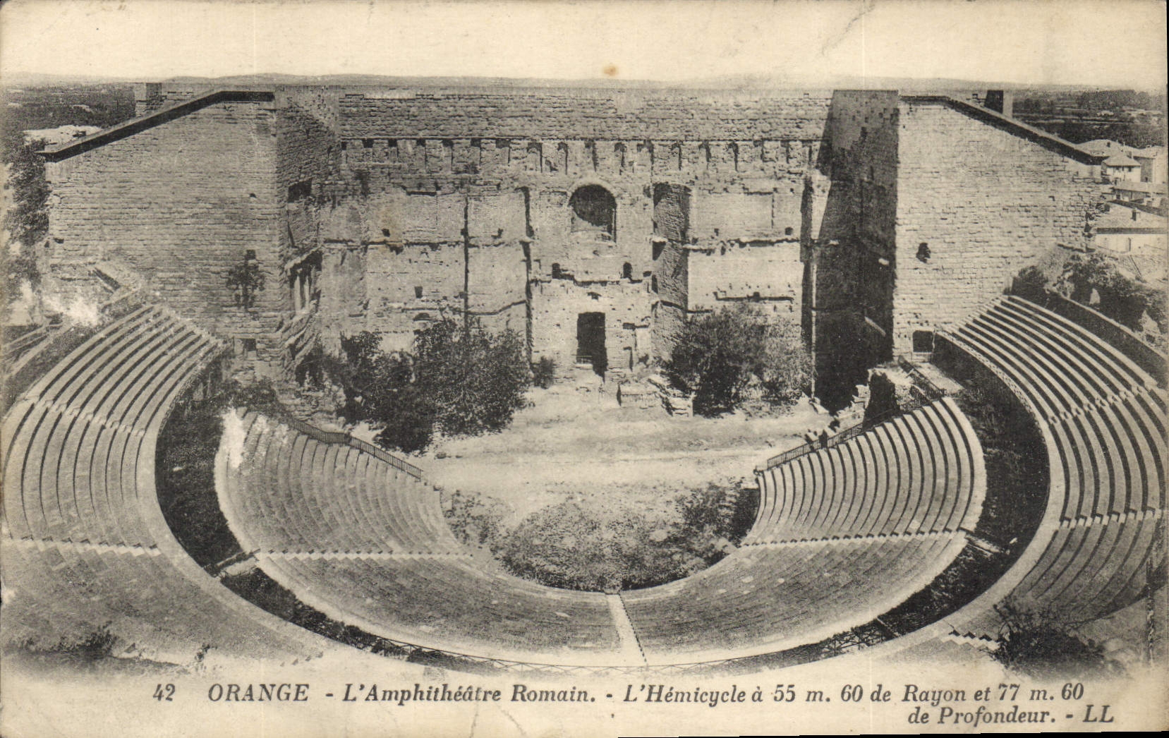 CPA Orange L'Ampitheatre Romain L'Hemicycle a 55m 60 de Rayon et 77 m 60 de Profondeur 