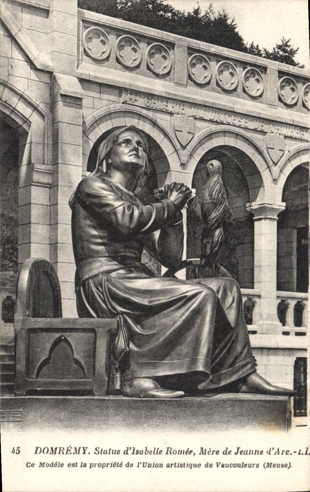 CPA Domremy Statue d'Isabelle Rome Mere de Jeanne d'Arc 