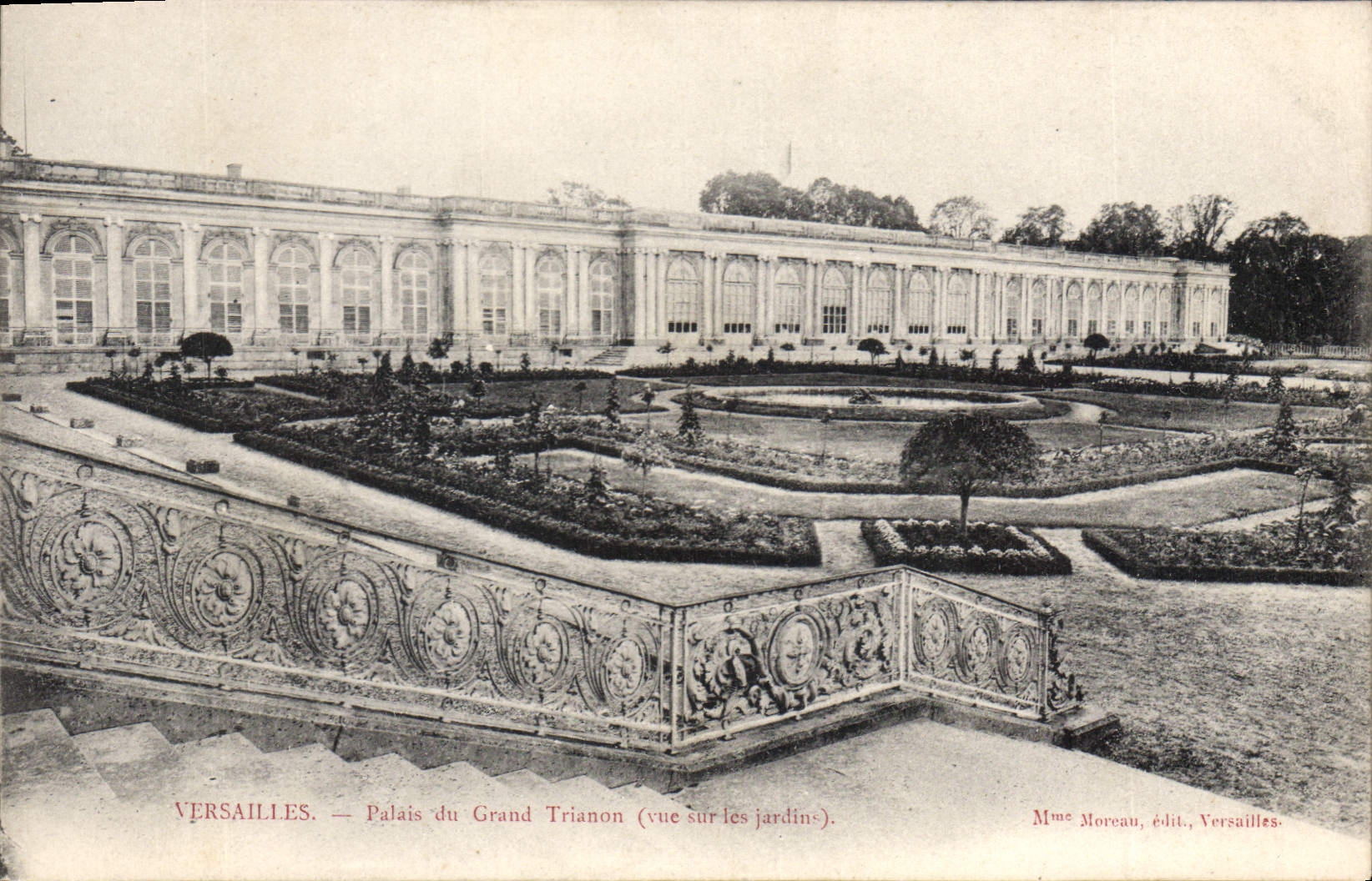 Versailles — Palais du Grand Trianon (vue sur les jardins) — Mme Moreau, édit., Versailles