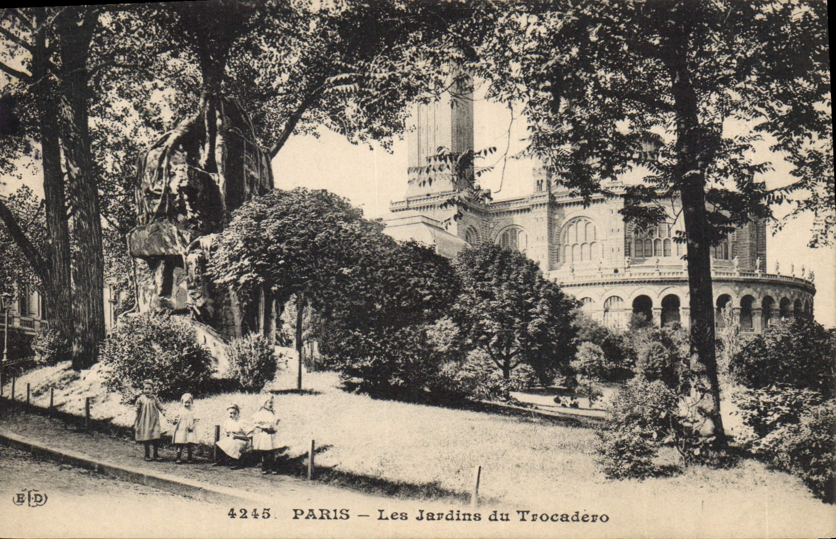 CPA Paris Les Jardins du Trocadero 