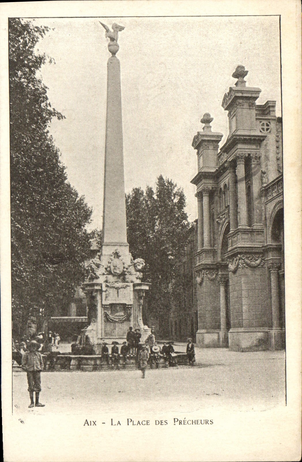 Aix - La Place des Précheurs — monument obélisque avec aigle et bâtiment orné — éditée par la Provence-Carte Postale