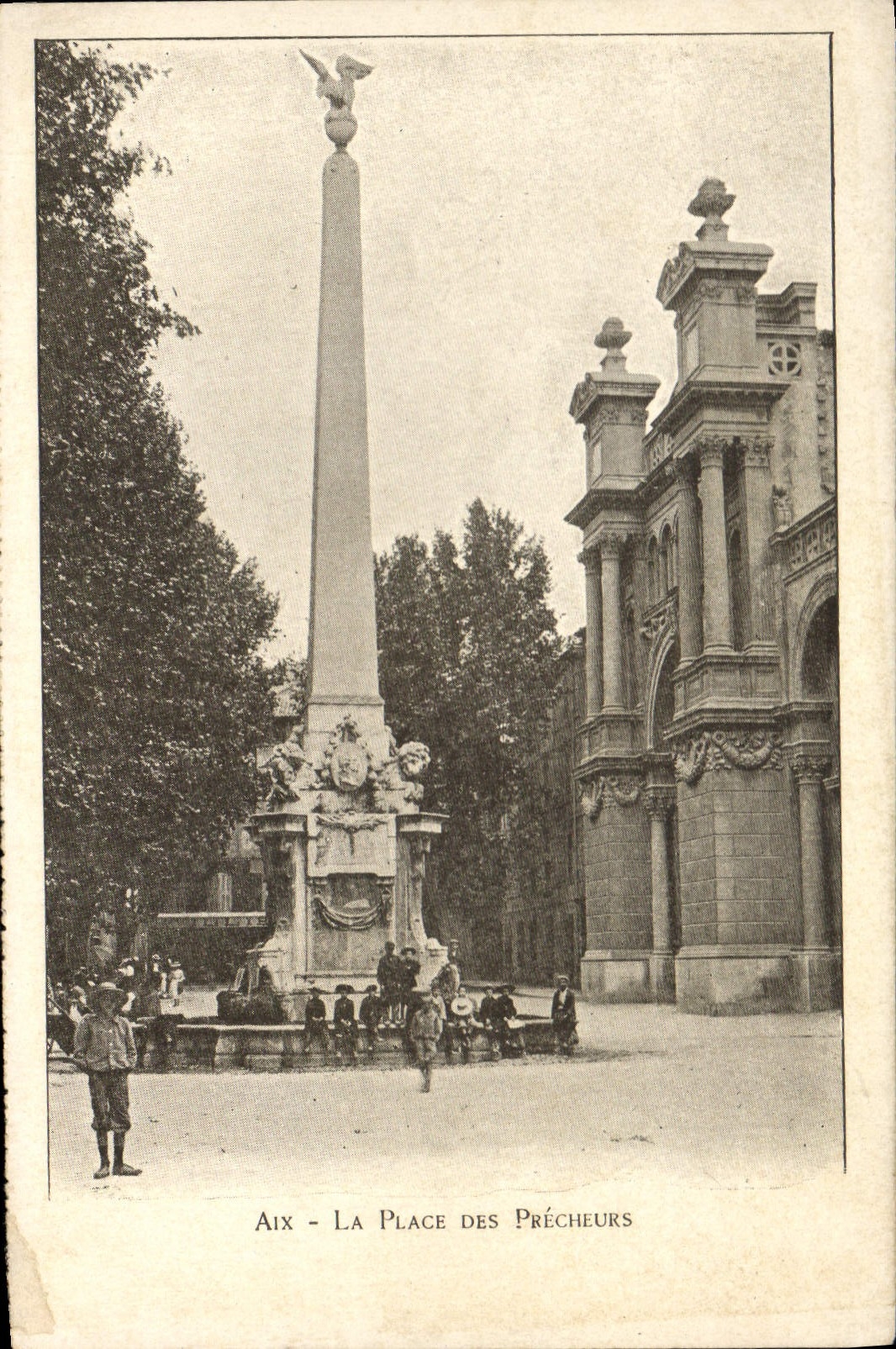 Aix - La Place des Précheurs — Obélisque orné d'un aigle et d'éléments sculptés — Éditée par la Provence-Carte Postale