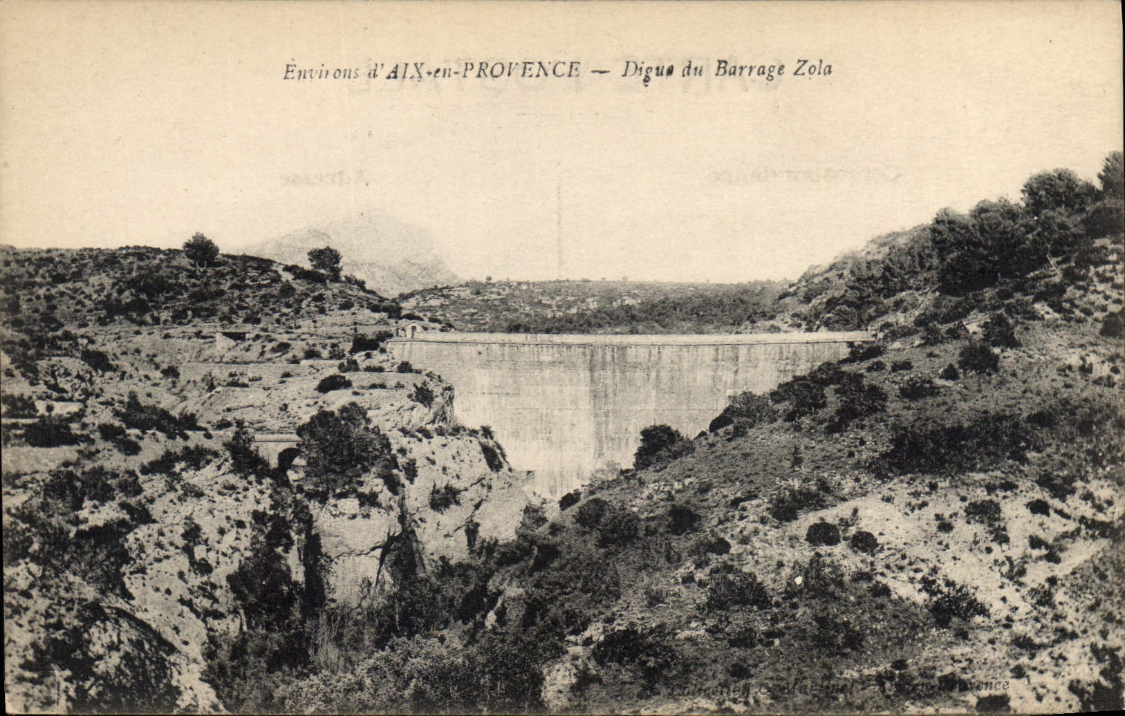 Énviron d'AIX-en-PROVENCE — Digue du Barrage Zola