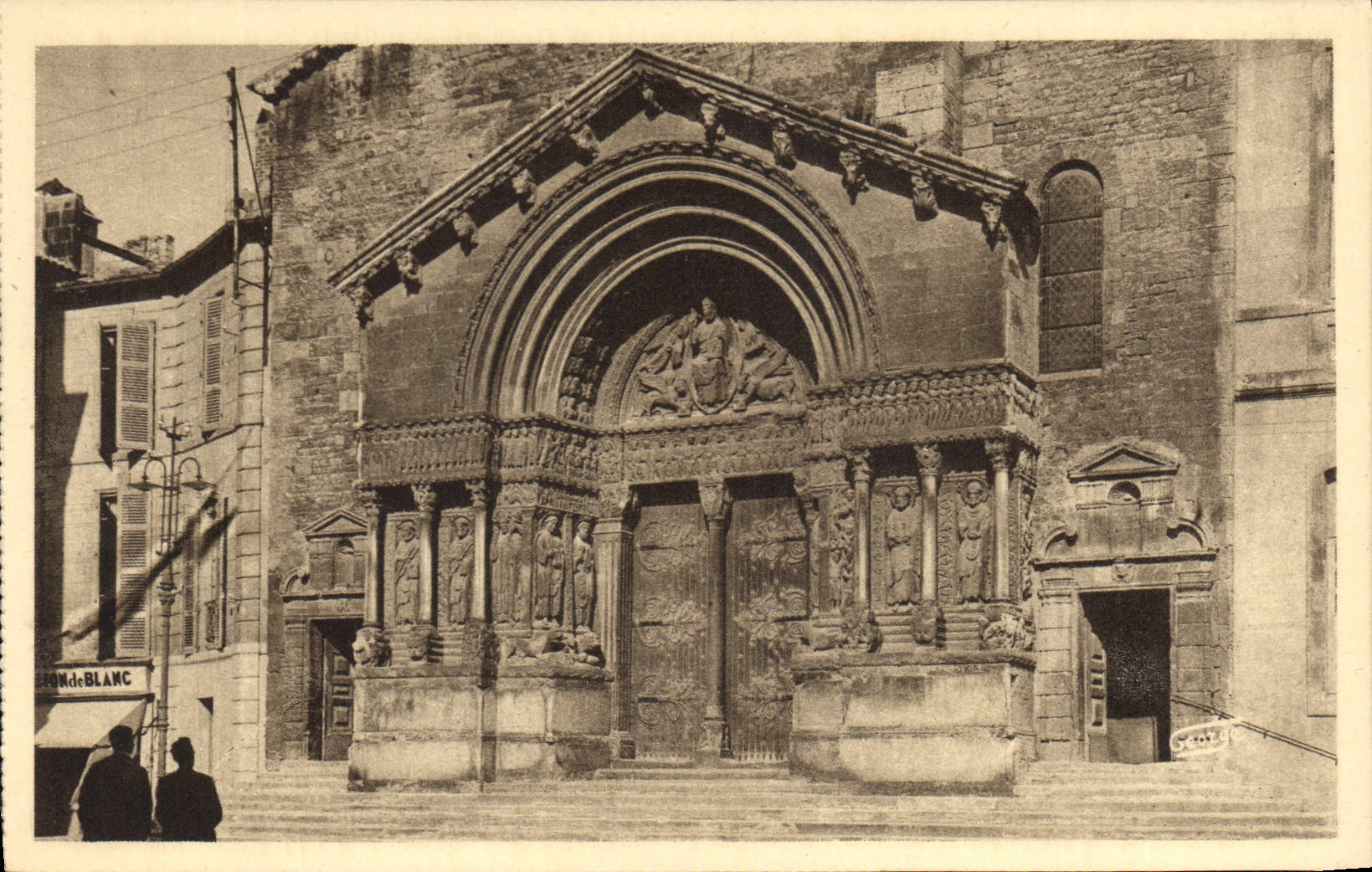 Arles-sur-Rhône — Façade de la Cathédrale Saint-Trophime — J. George, Arles