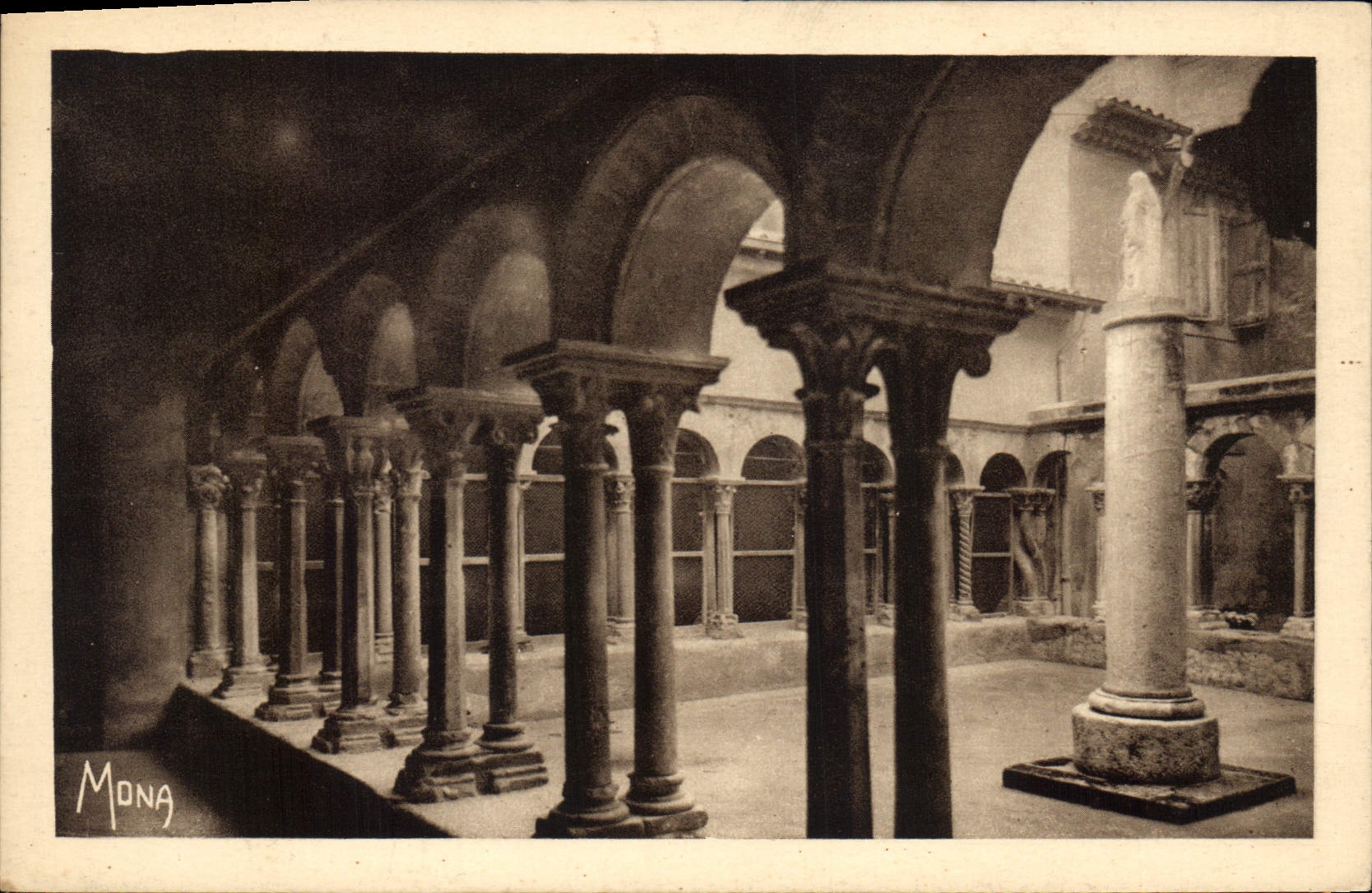 Cloître de la Cathédrale Saint-Sauveur — Aix-en-Provence — éditeur Mona, n° SE 106
