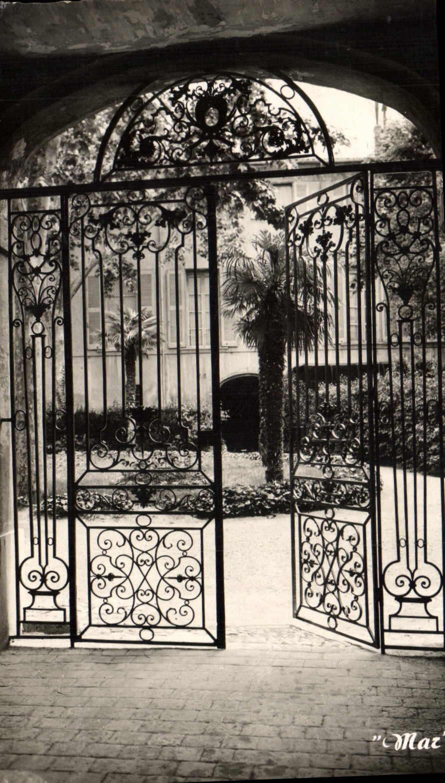 Porte en fer forgé ornée — jardin à l'italienne — Aix-en-Provence, Grille du Jardin de l'ancien Arènevèchê
