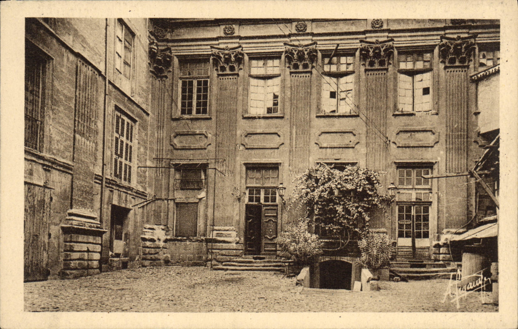 Aix-en-Provence — Cour de l'Hôtel d'Éguilles — éditeur Renaud