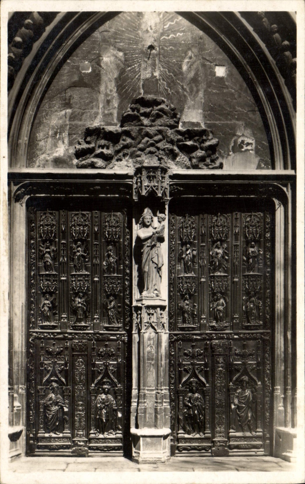 Cathédrale Saint-Sauveur — Portes en noyer sculpté — œuvre de Jean Guiramand de Toulon (1504) — Rella