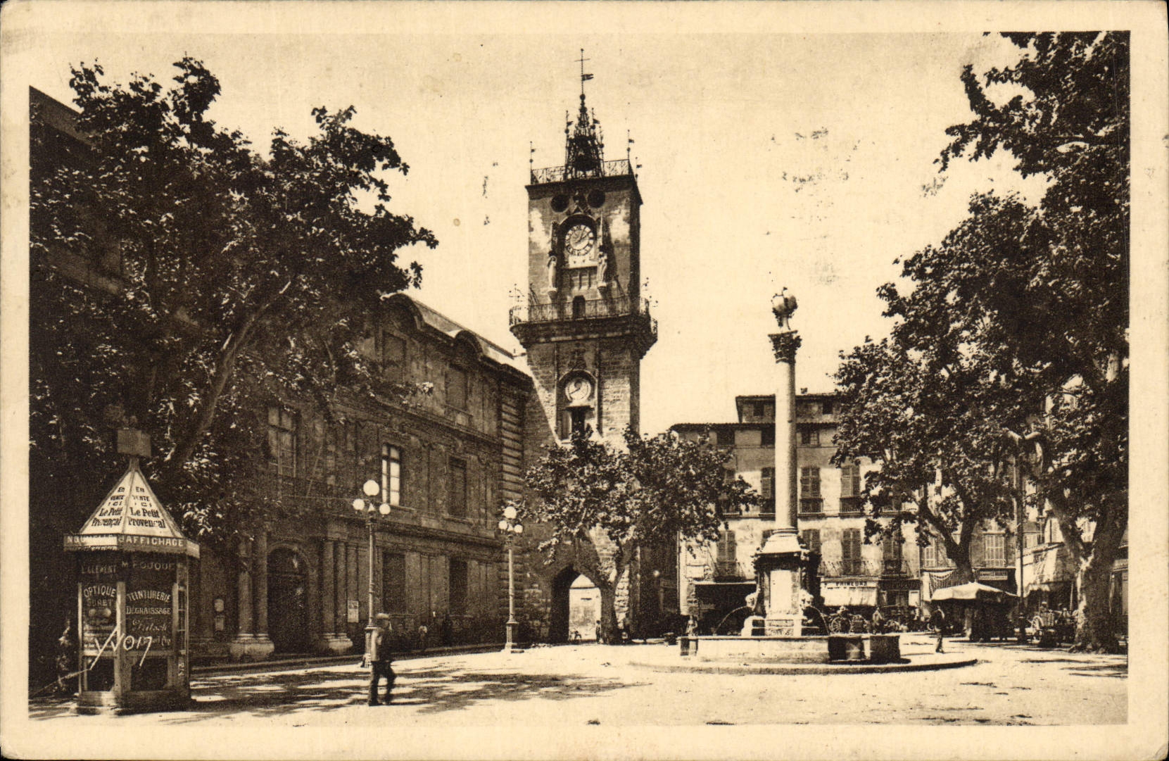 Aix-en-Provence — L'Hôtel de Ville et la Place — Éditeur Lellemist M. Foujou