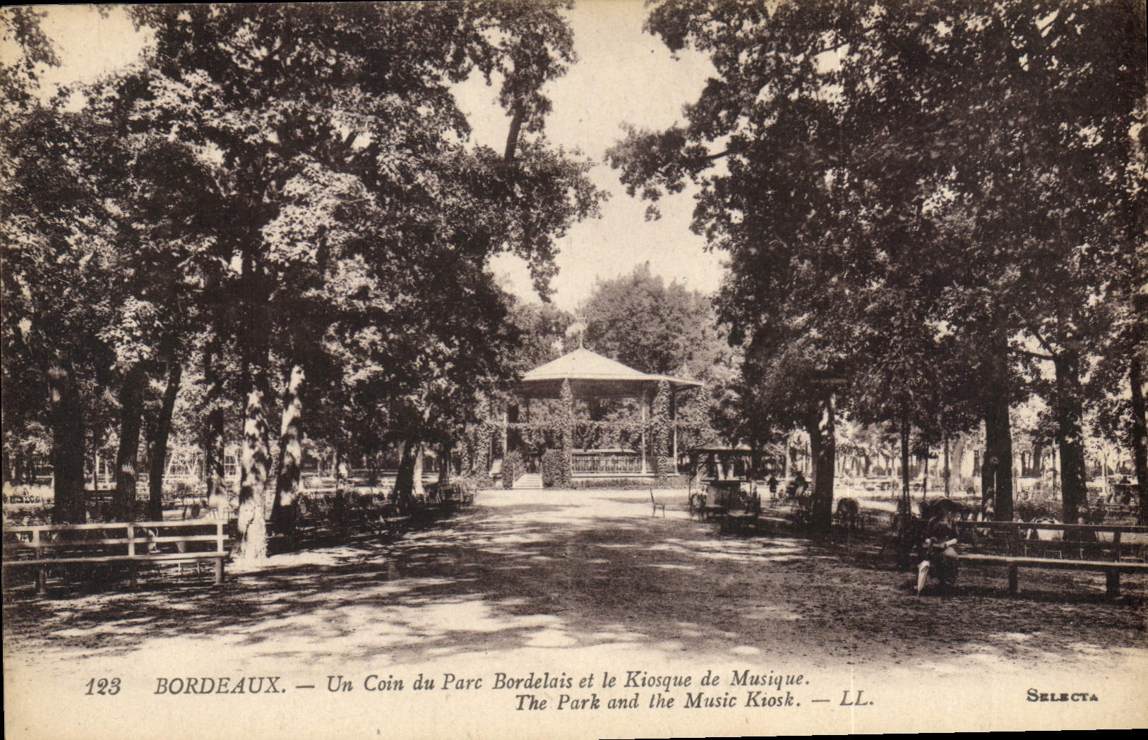 CPA Bordeaux un Coin du Parc Bordelais et le Kiosque de Musique 