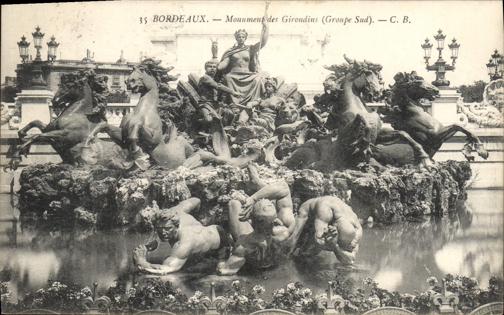 CPA Bordeaux Monument des Girondins Groupe Sud 