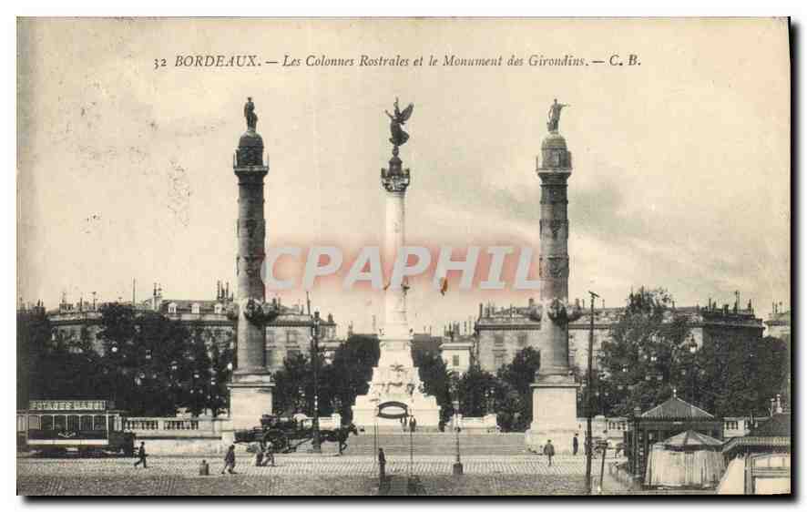 CPA Bordeaux les Colonnes Rostrales et le Monument des Girondins 