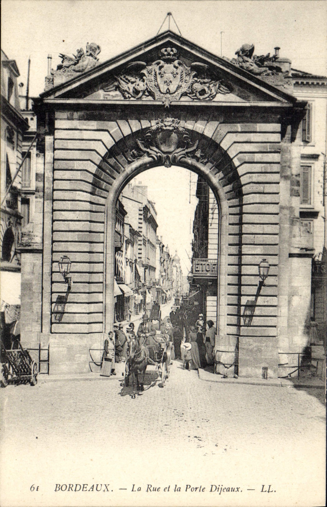 CPA Bordeaux la rue et la Porte Dijeaux 