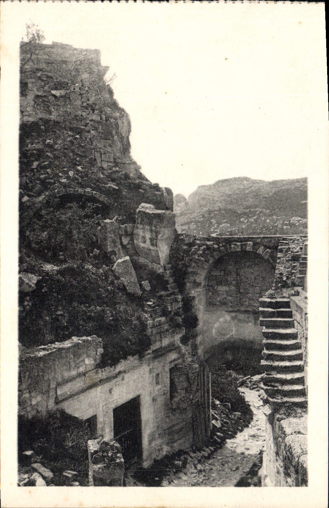 Les Baux - La Porte d'Eyguliers du corps de Garde — Éditeur J. GéoPère, Aix-en-Provence, n° 212