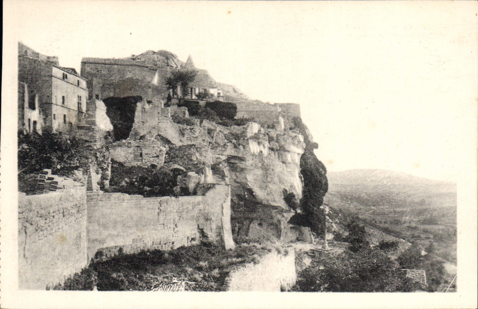 Les Beaux — Vue des remparts et le clocher croix de Ravelin (au-dessus, voie romaine) — Ed. J. GEORGE - ANIEN