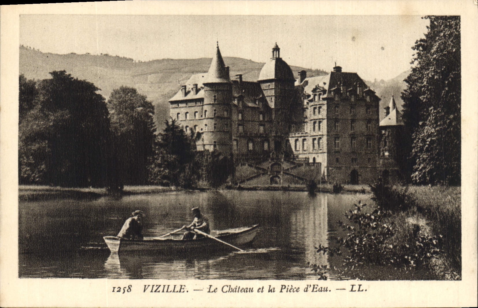 CPA Vizille Le Chateau et la Piece d'Eau 