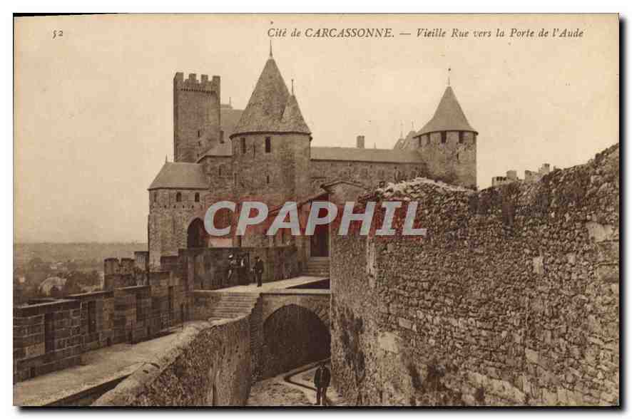 CPA Cite de Carcassonne Vieille Rue vers la Porte de l'Aude 