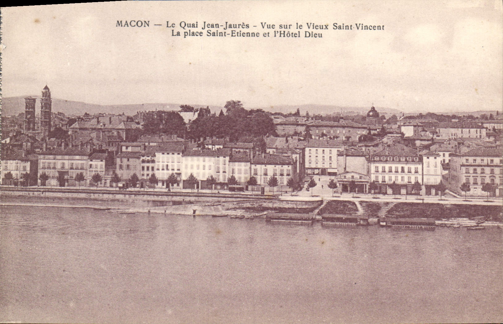 CPA Macon Le Quai Jean Jaures Vue sur le Vieux Saint Vincent 