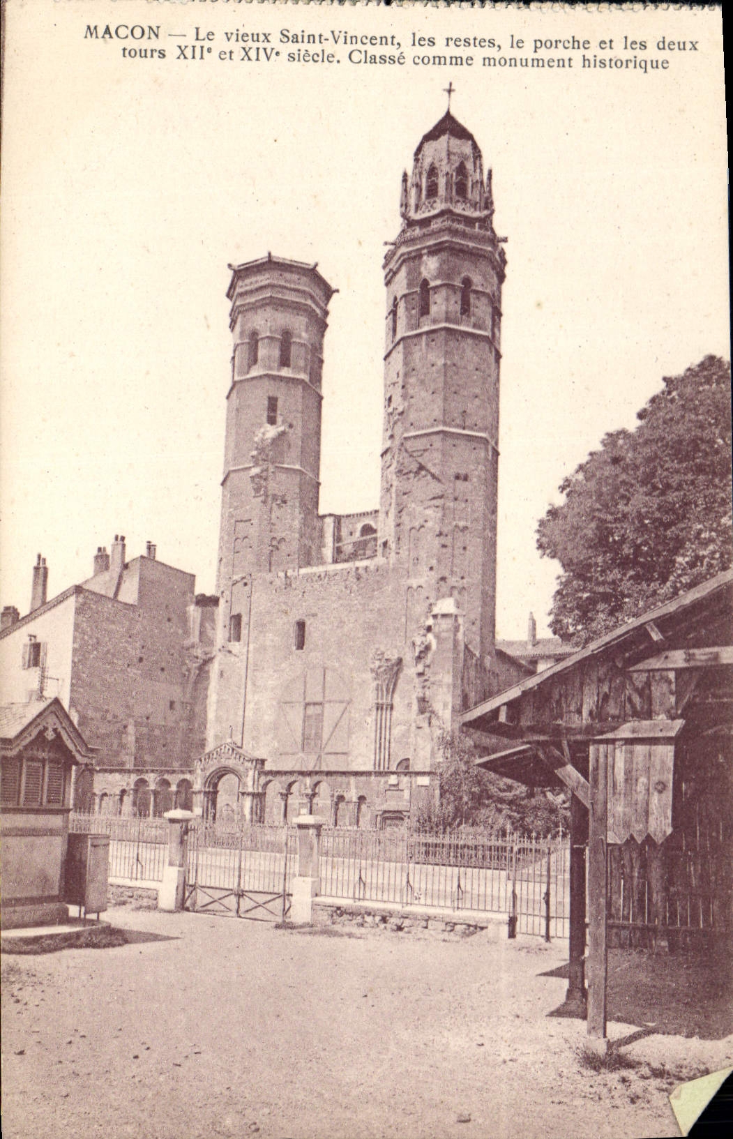 Macon — Le vieux Saint-Vincent, les restes, le porche et les deux tours XIIe et XIVe siècle. Classé comme monument historique