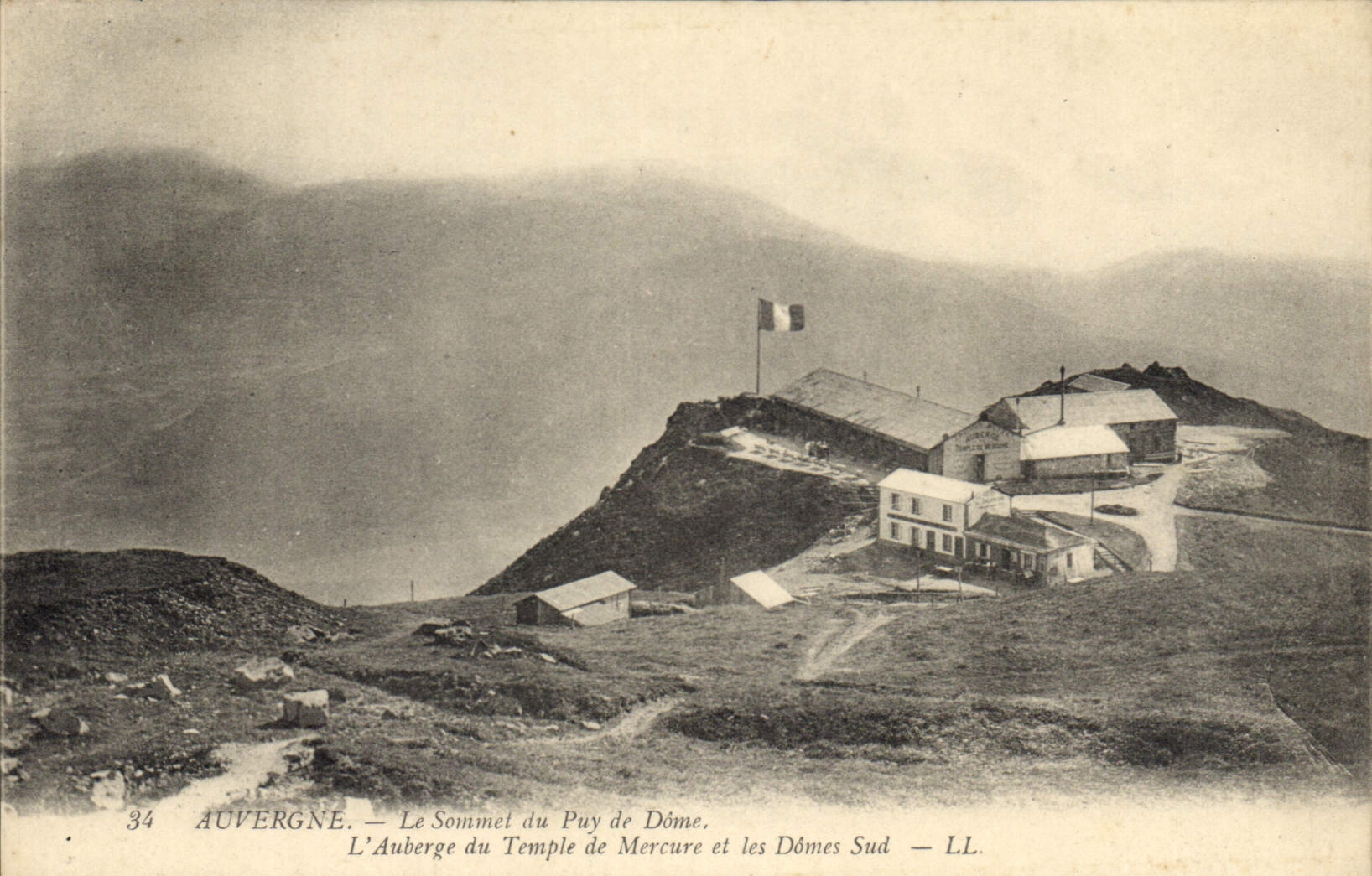 Auvergne — Der Gipfel des Puy de Dôme und die südlichen Dômes — LL.