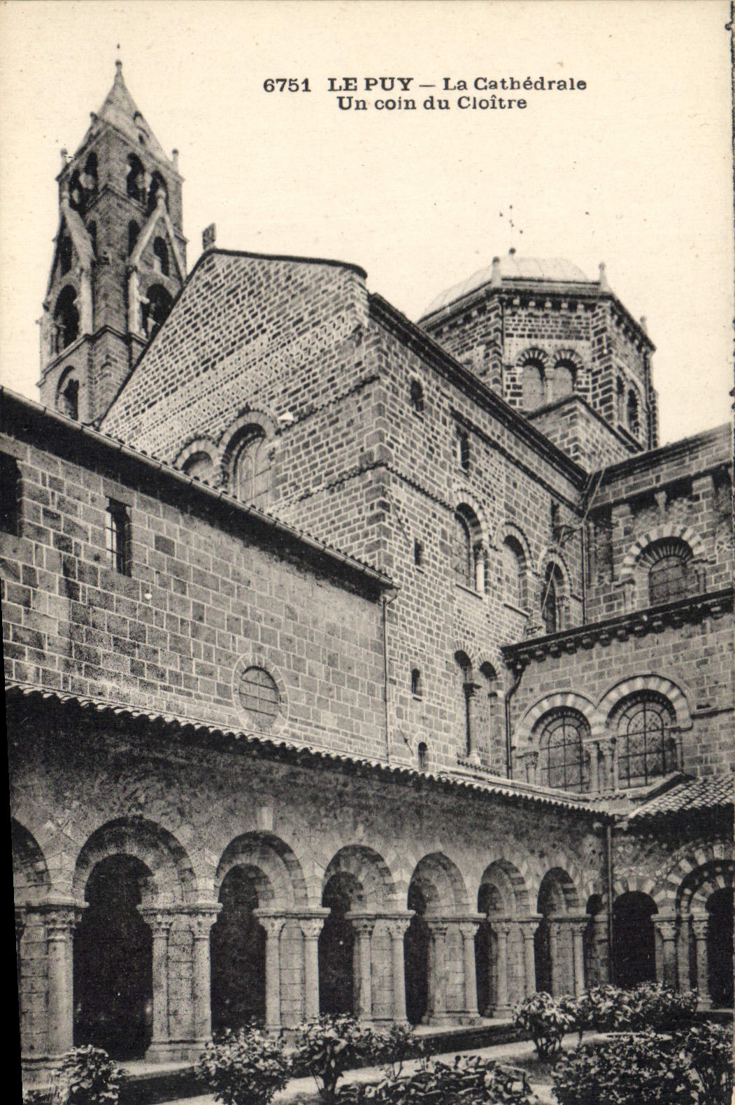 Le Puy — La Cathédrale — Un coin du Cloître