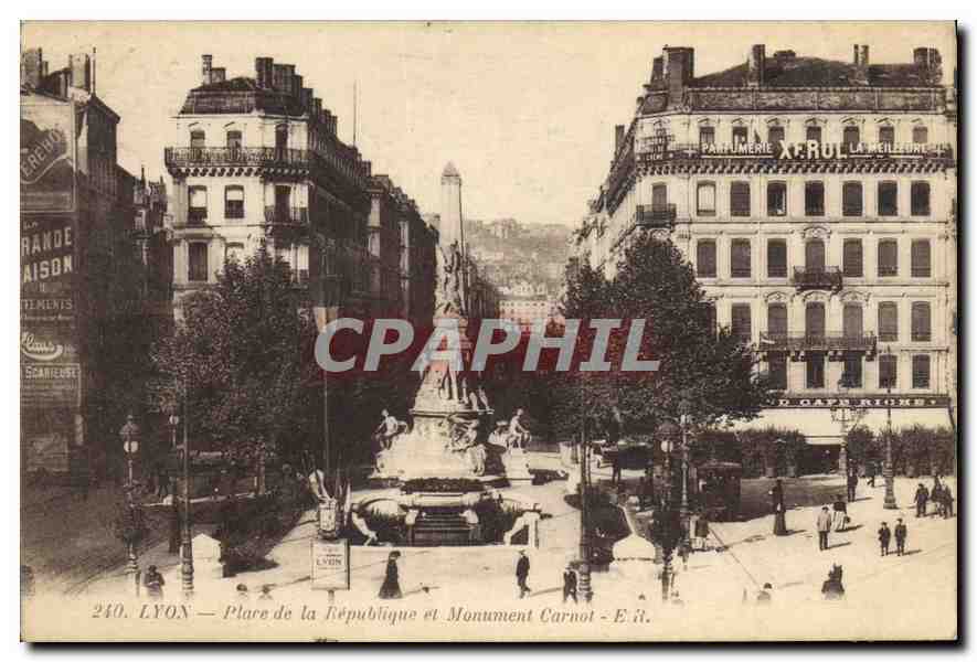 CPA Lyon Place de la Republique et Monument Carnot 