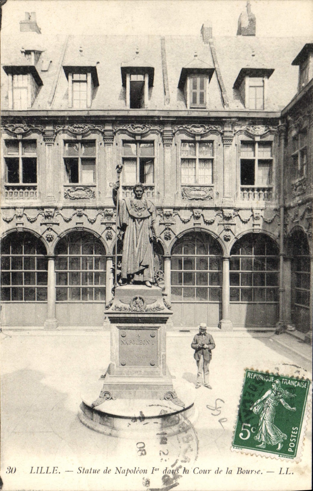 CPA Lille Statue de Napoleon I dans la Cour de la Bourse 