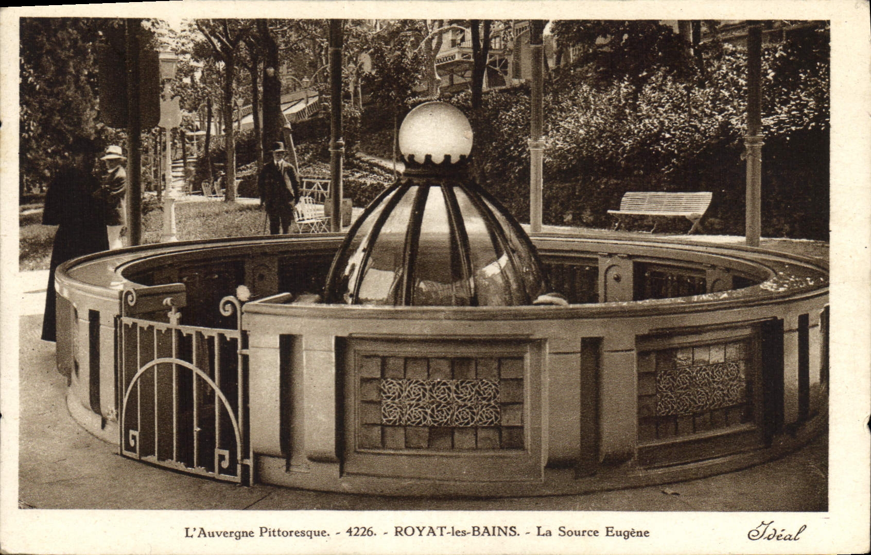 CPA L'Auvergne Pittoresque Royat les Bains La Source Eugene 