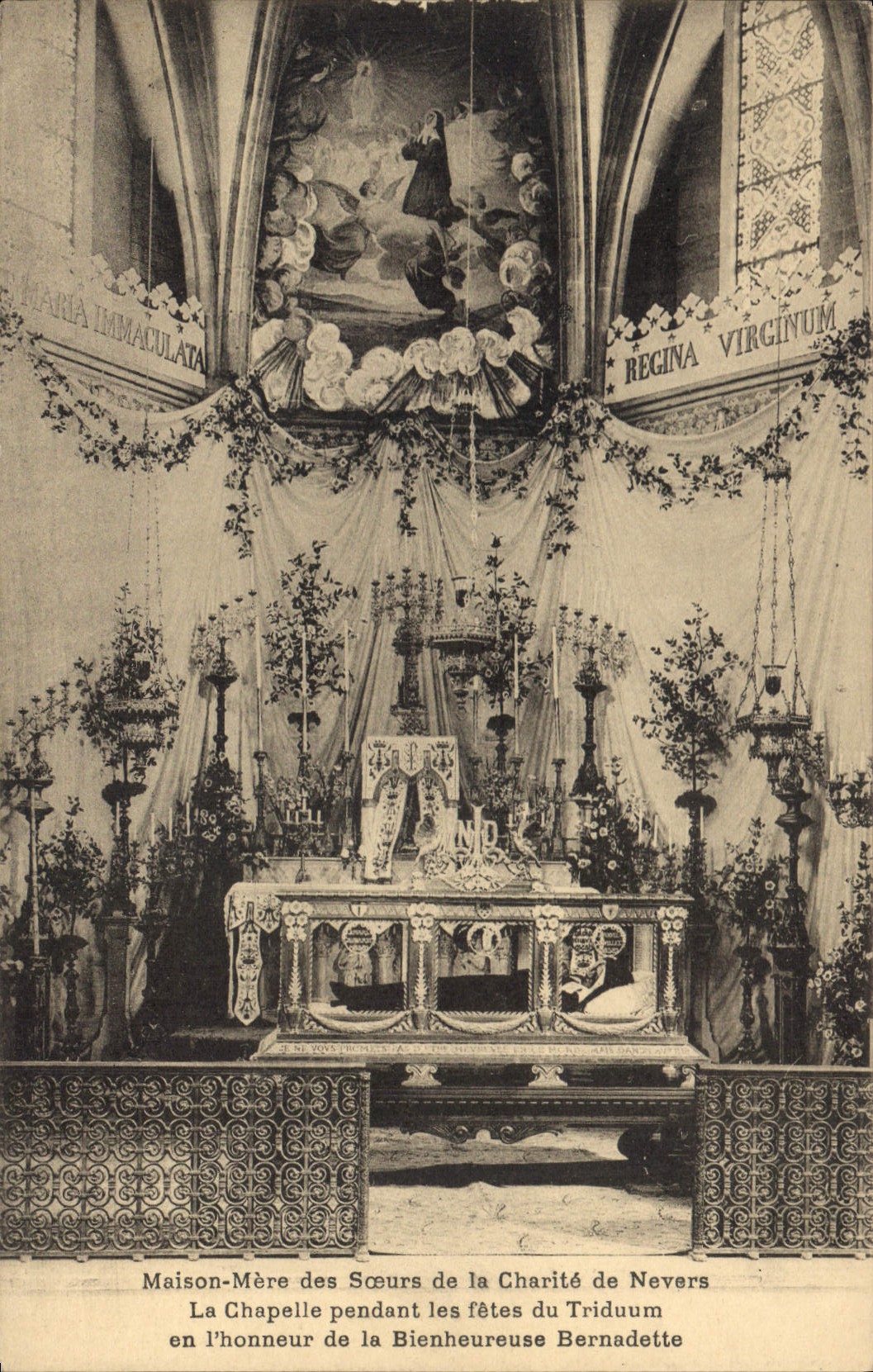 CPA Maison Mere des Soeurs de la Charite de Nevers La Chapelle pendant les fetes du Triduum en l'hon
