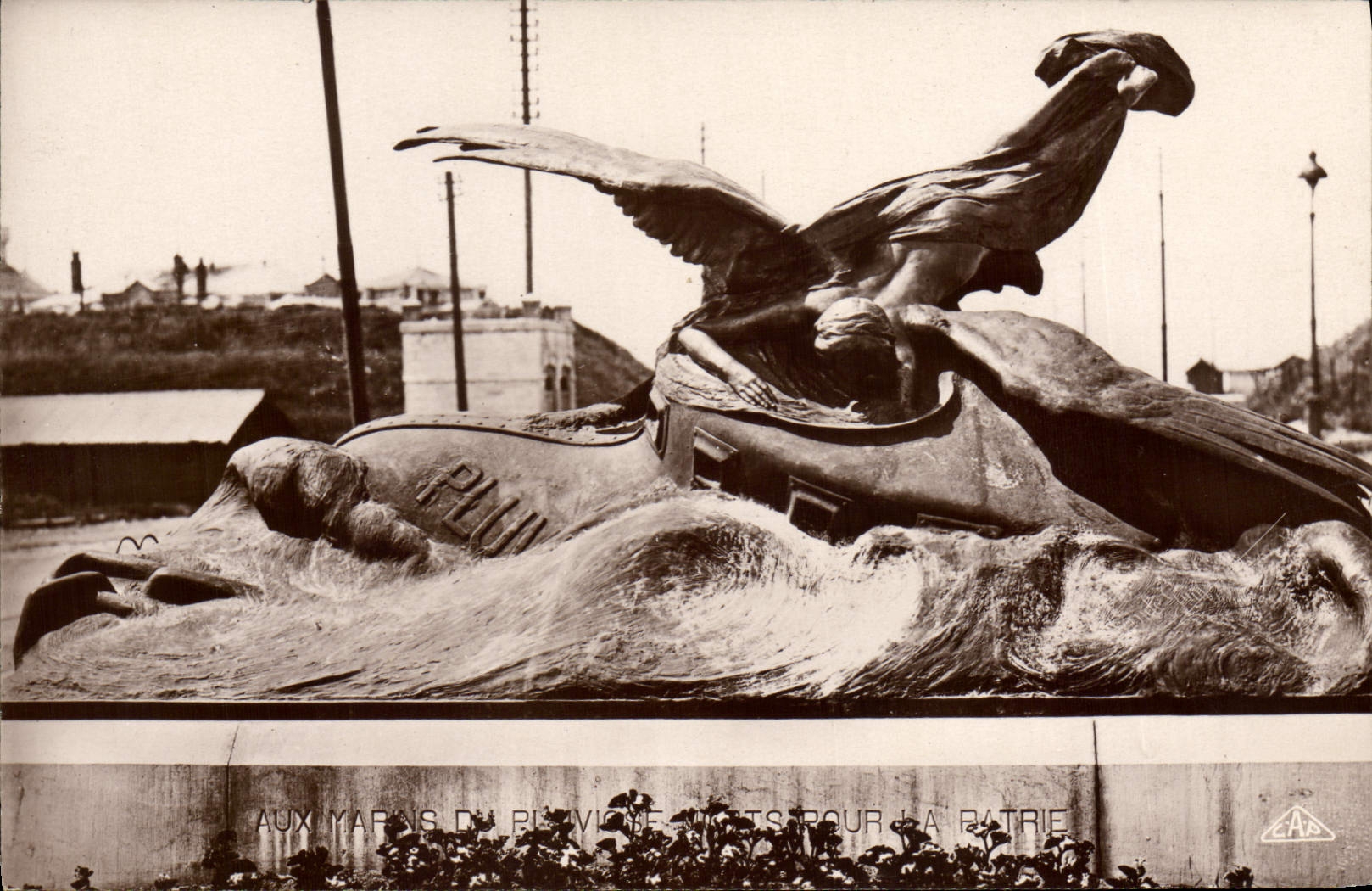 CPA Calais Monumen eleve a la memoire des Morts du Pluviose 