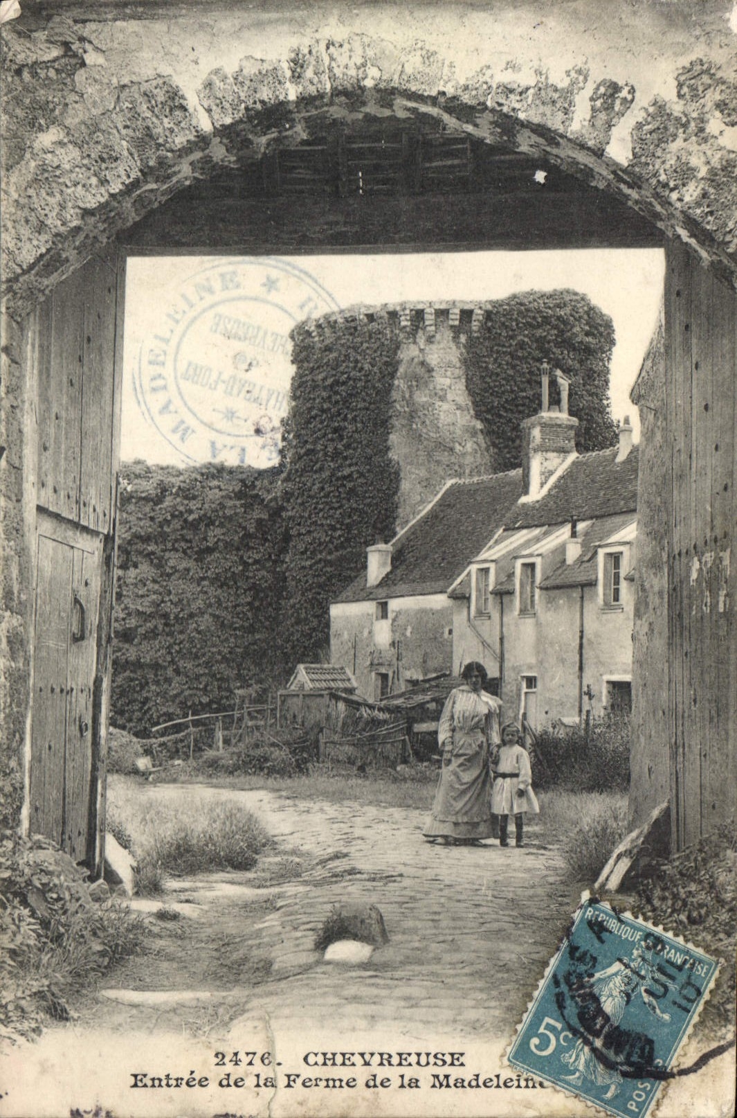 CPA Chevreuse Entree de la Ferme de la Madeleine 