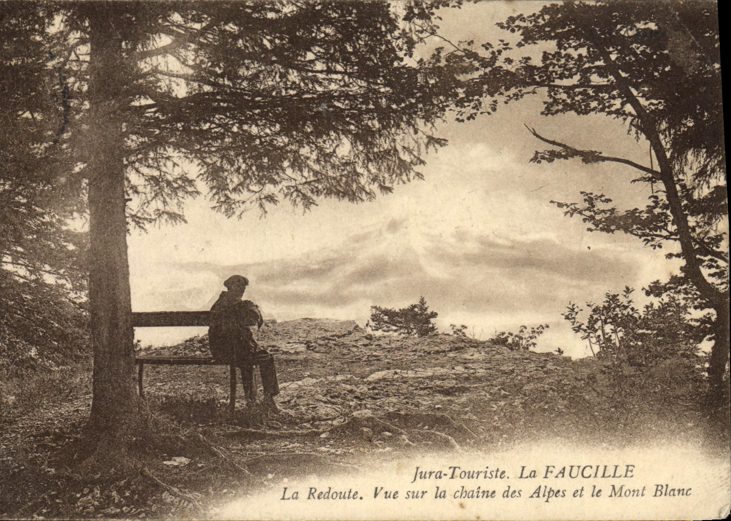 CPA Jura Touriste La Faucille La Redoute Vue sur la Chaine des Alpes et le Mont Blanc 