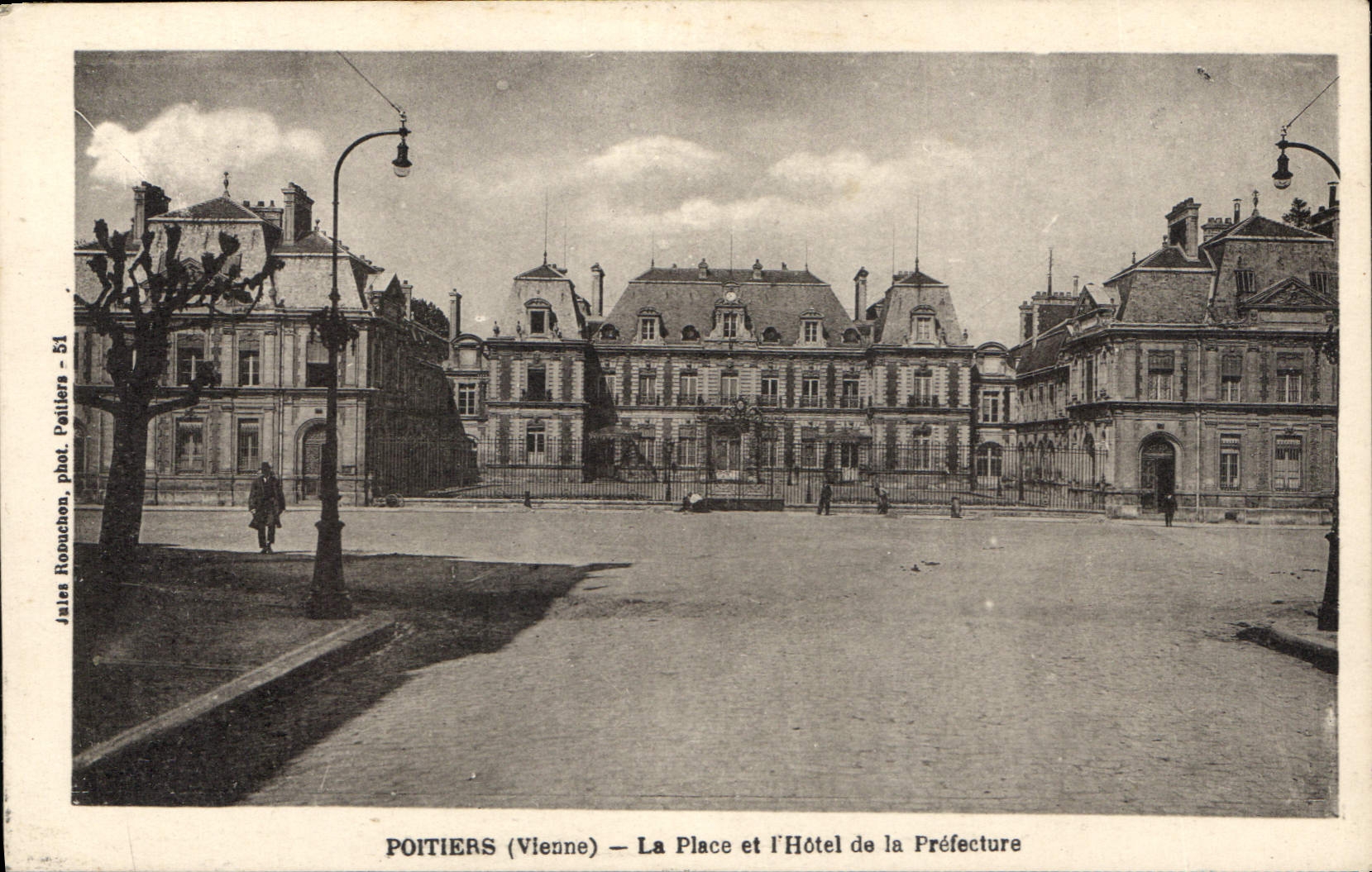 CPA Poitiers Vienne La Place et l'Hotel de la Prefecture 