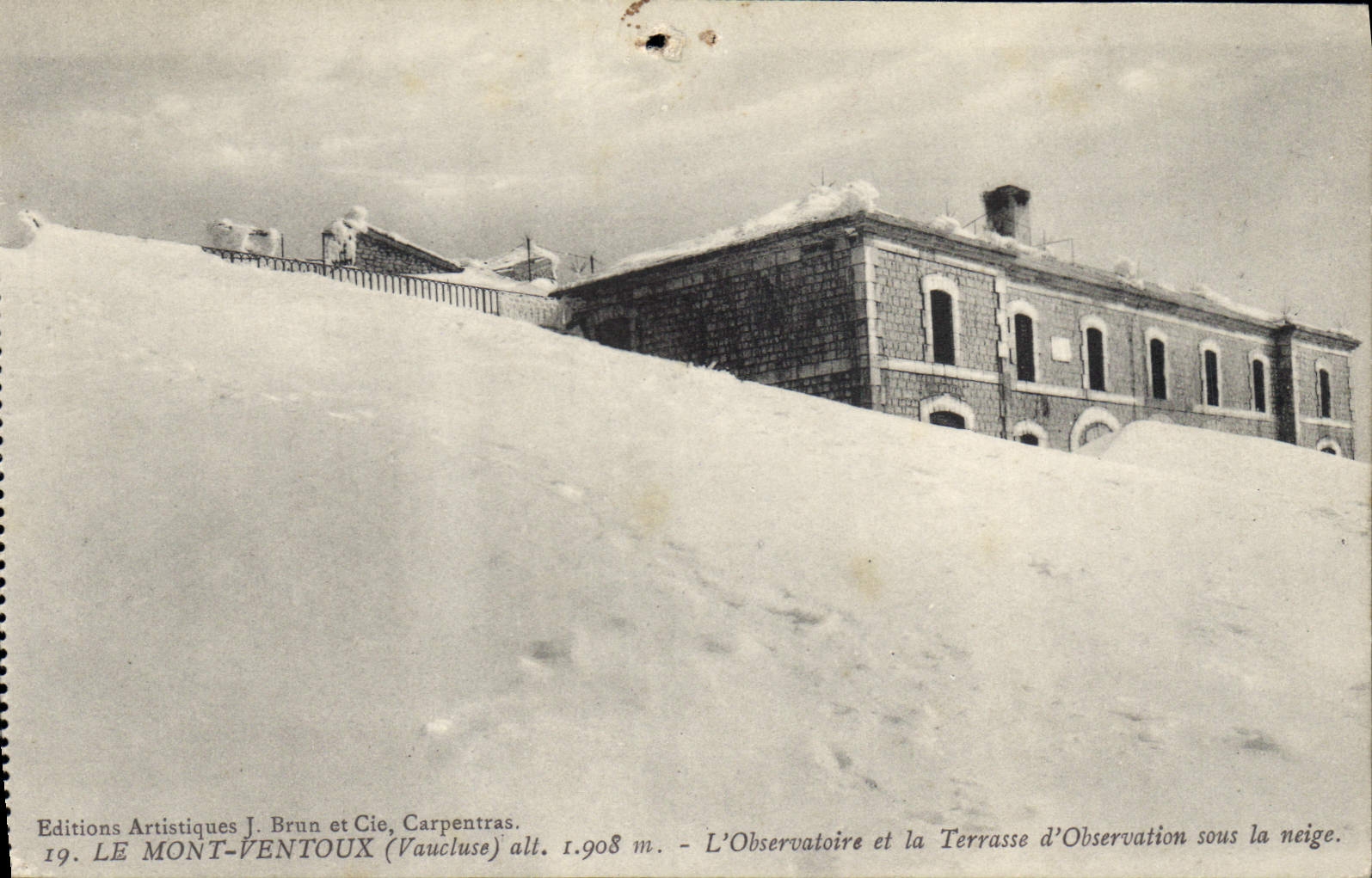 LE MONT-VENTOUX (Vaucluse) alt. 1.908 m. — L’Observatoire et la Terrasse d’Observation sous la neige — Editions Artistiques J. Brun et Cie, Carpentras. N° 19