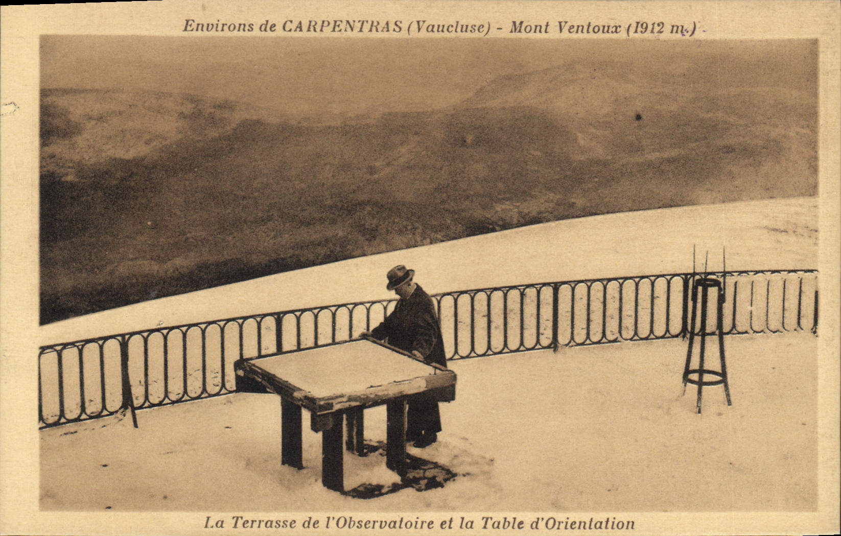 Environ de CARPENTRAS (Vaucluse) - Mont Ventoux (1912 m) — La Terrasse de l'Observatoire et la Table d'Orientaion