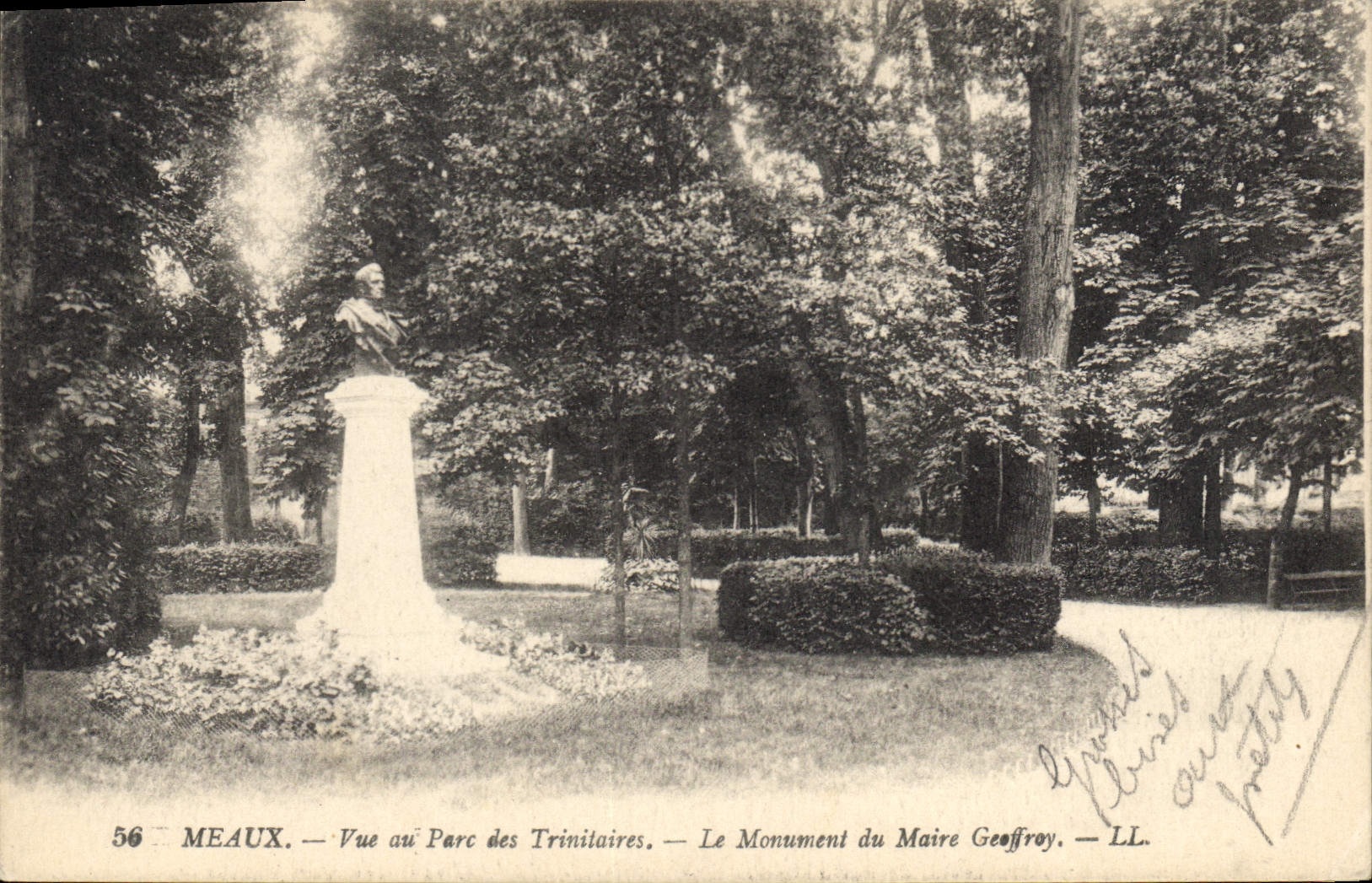 Meaux — Vue au Parc des Trinitaires — Le Monument du Maire Geoffroy — LL