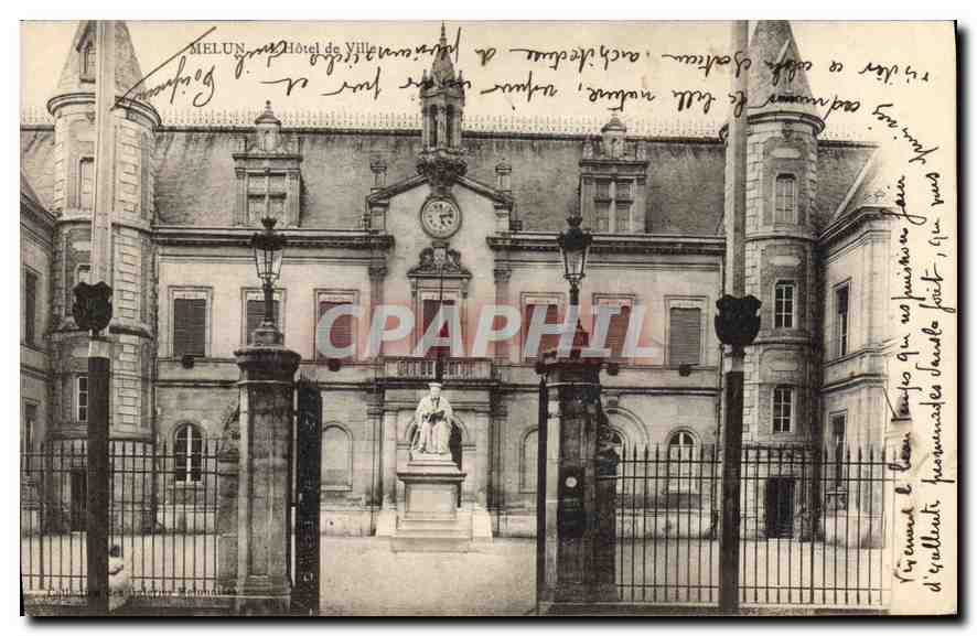 Mélun — Hôtel de Ville — vue architecturale avec statue au centre