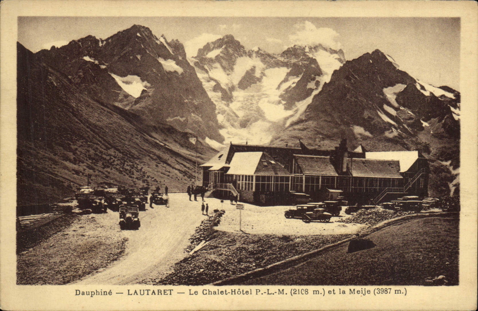 Dauphiné — LAUTARET — Le Chalet-Hôtel P.-L.-M. (2108 m.) et la Meije (3987 m.)