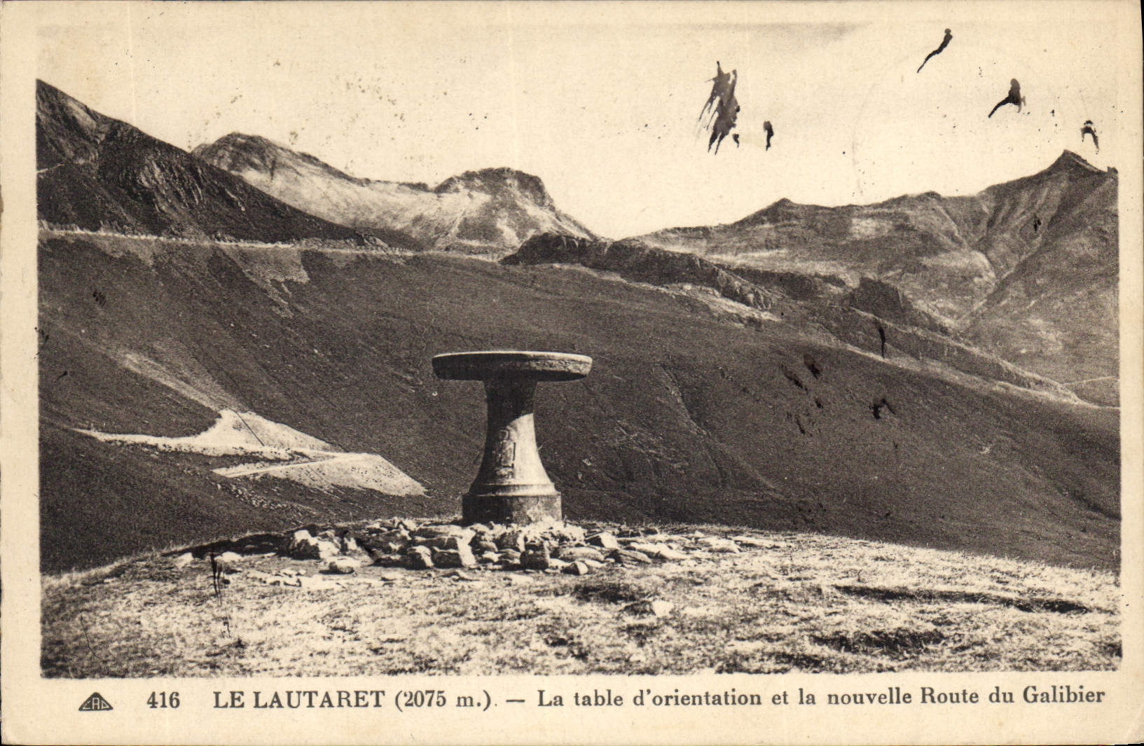 Le Lautaret (2075 m.) — La table d'orientation et la nouvelle Route du Galibier