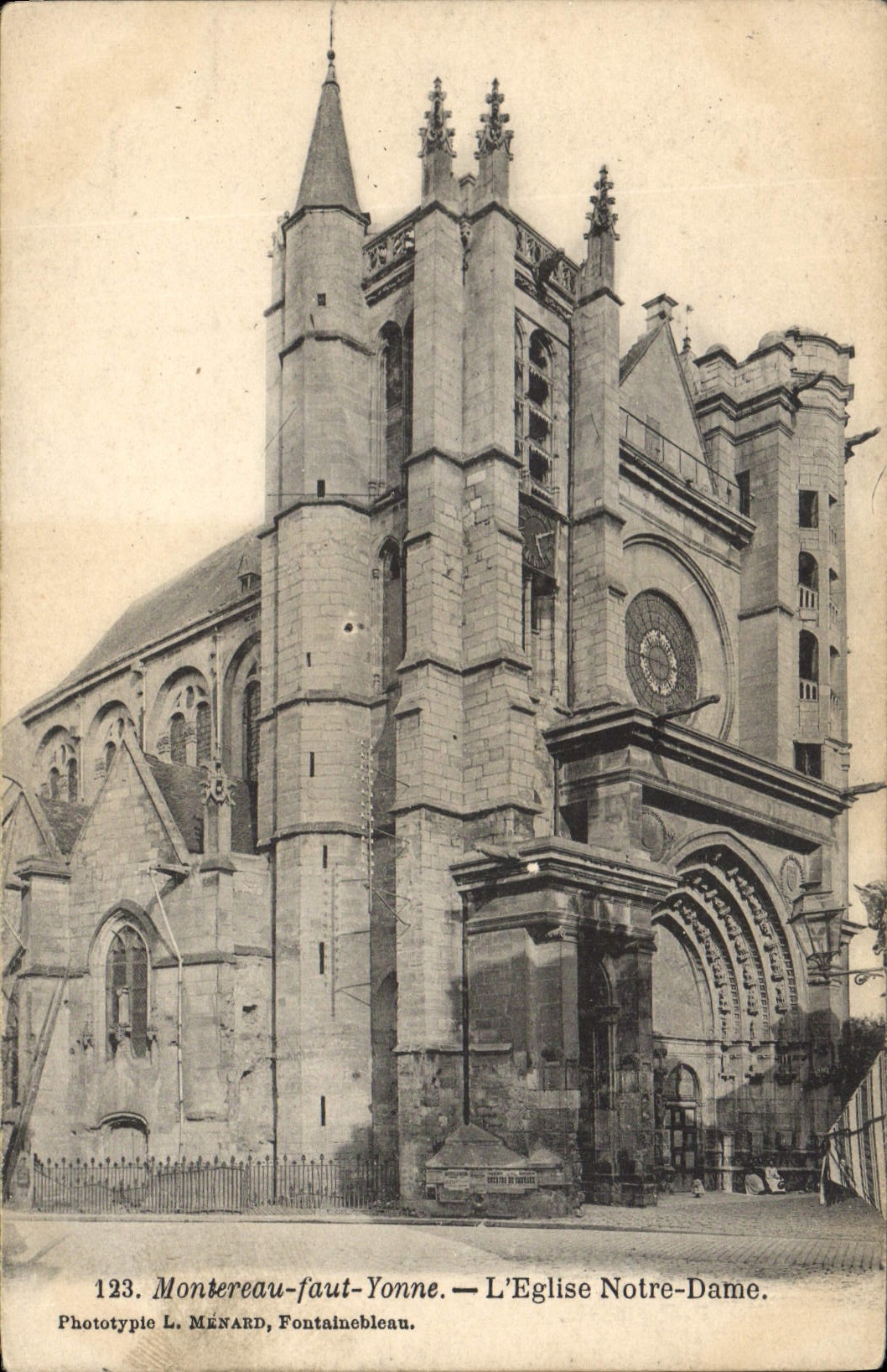 Montereau-faut-Yonne — Die Kirche Notre-Dame — Phototypie von L. MÉNARD, Fontainebleau