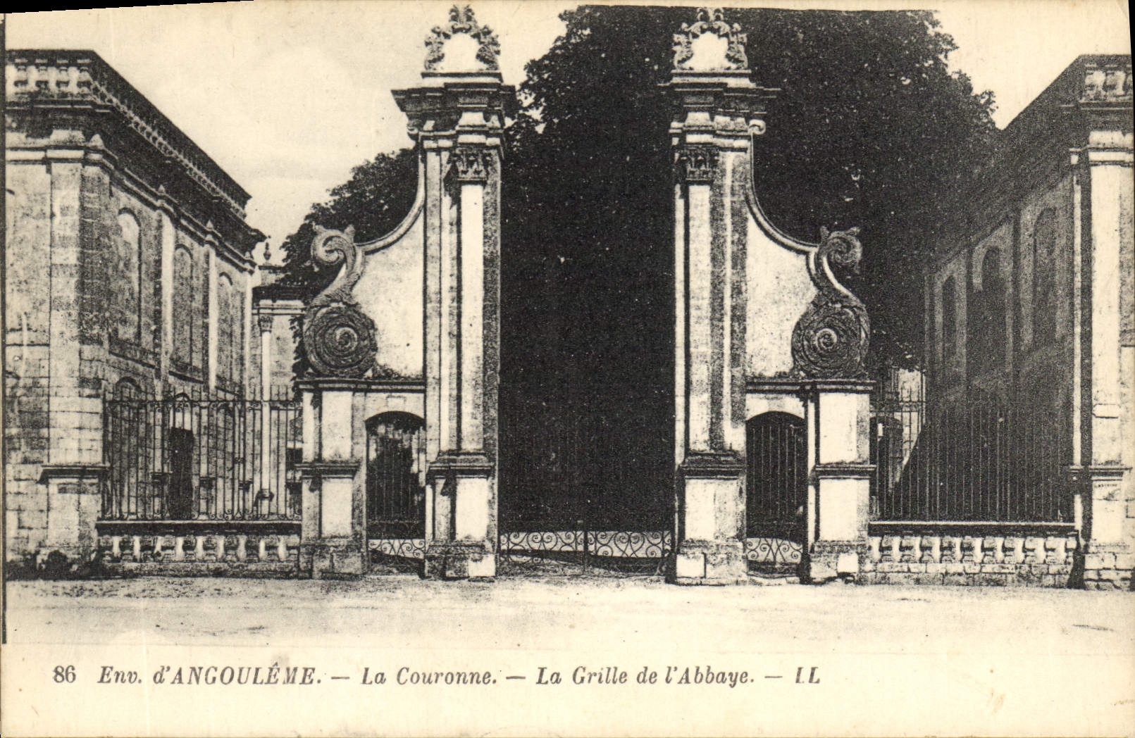 CPA Environs d'Angouleme la Couronne La Grille de l'Abbaye