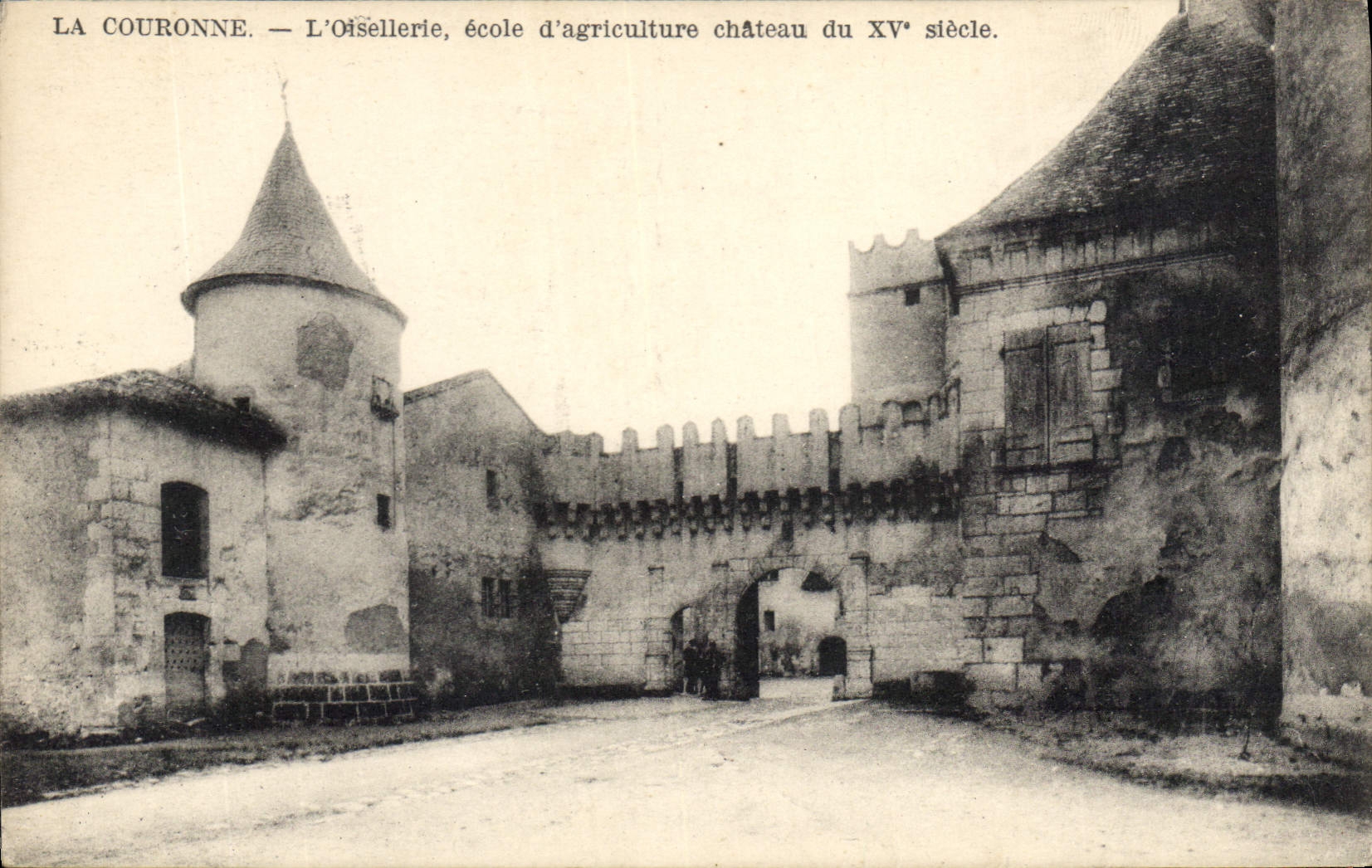 CPA La Couronne l'Oisellerie ecole d'agriculture chateau du XVe siecle